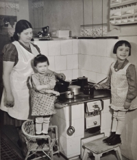 Zleva maminka Anastázie, Dagmar Popeláková a její sestra Alena, duben 1943