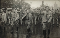 Tatínek Heleny Svobodové Ladislav Řežáb (uprostřed) na XI. všesokolském sletu v Praze v roce 1948