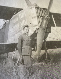 Bravurní pilot Karel Mareš před letounem, 20. až 30. léta
