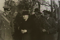 Prezident Edvard Mareš v doprovodu generála Karla Mareše (vpravo), 40. léta