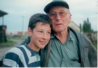 Blahoslav Řepa s vnukem Matějem Medkem, současným hospodářem, 1998