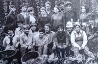 Chmelová brigáda, spolužáci, pamětnice první zprava sedící v první řadě, 1968