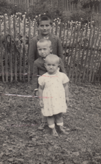 Děti Prudilových před domem na Oharce (nejst. Jaroslav, Miloš, Blanka), asi 1938 