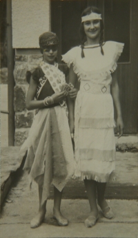 Mária with her sister Alžbeta during her teenage years.

