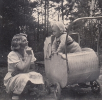 Pamětník v kočárku s matkou Hermínou, rok 1948, Chlum Svaté Máří