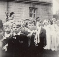Bruno Fischer (uprostřed se svící) během prvního svatého přijímání v Krajkové
