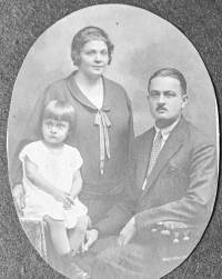 Rodiče Zdeňky Halounové s její starší sestrou Hanou, konec 20. let 20. století
