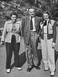 Pamětnice (vpravo) se svým otcem a sestrou Hanou, konec 40. let 20. století 