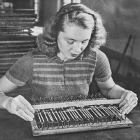 Pamětnice při práci v jabloneckých sklárnách, 50. léta 20. století