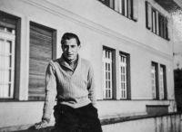 Pamětnice trávila v roce 1948 se svým italským přítelem Gabrielem Morellem několik týdnů společně v Jablonci, poté se na více než dvacet let rozdělili 