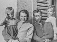 Manželé Halounovi se syny Milošem a Petrem, 50. léta 20. století