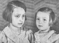 Zdeňka Halounová (vpravo) se svojí starší sestrou Hanou, 30. léta 20. století 