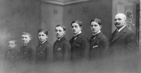Otec pamětnice Ladislav Čechák (jedno z dvojčat) se svými bratry a otcem (zcela vpravo) 