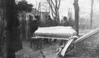 Pohřeb strýce pamětnice Antonína Čecháka, zemřel po první světové válce během epidemie španělské chřipky