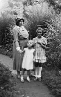Pamětnice se svojí sestrou a maminkou, 30. léta 20. století