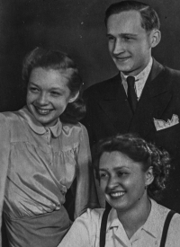 Zdeňka Halounová (vlevo) se svojí sestrou a bratrancem