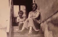Eva Orthofer s babičkou E. Hovorkovou, na schodech vily v ulici Na Výsluní, Zlín na konci 50. let