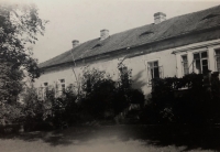 Zámek v Kosově Hoře v době, kdy se do něho nastěhovala rodina bývalého generála Karla Mareše, přelom 40. a 50. let