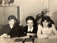 Uprostřed sedí Dagmar Jungmannová, v té době studovala na gymnáziu v Sedlčanech, 60. léta