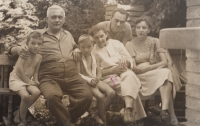 Zleva bratr Otta, děda Josef Jiříček, Milan Jiříček, babička Anna, otec Otakar, matka Marie