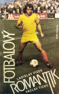 Ladislav Vízek na titulní straně knihy Fotbalový romantik, napsal ji s legendárním novinářem Václavem Tichým, vyšla v roce 1988