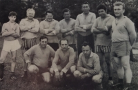 Ladislav Vízek (první zleva nahoře) v týmu hluštických myslivců, druhá polovina 60. let 20. století. Jeho otec klečí první zprava dole