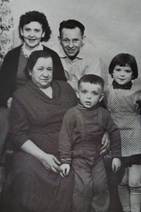 Ladislav Vízek (druhý zprava) s rodiči, babičkou a sestrou na konci 50. let 20. století
