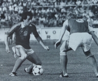 V souboji s obráncem Islandu v kvalifikaci na mistrovství světa, 1982