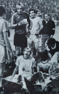 Ladislav Vízek (vzadu za brankářem Karlem Stromšíkem) před prodloužením odvety Poháru mistrů evropských zemí s Dinamem Bukurešť. Pražská Juliska, výhra Dukly 2:1, podzim 1982
