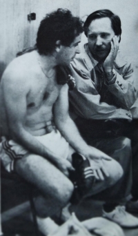 Ladislav Vízek (vlevo) se sportovním novinářem Milanem Macho při rozhovoru v kabině Dukly, 80. léta 20. století