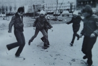 Při hře s tenisákem s kluky před pražským sídlištěm, přelom 70. a 80. let 20. století