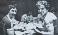 Ladislav Vízek a Antonín Panenka v roce 1980 po výhře na mistrovství Evropy po boji o třetí místo. Československo porazilo na penalty domácí Itálii, po prodloužení skončilo utkání 1:1