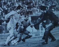 Ladislav Vízek (vlevo) a Zdeněk Nehoda se snaží proniknout na Julisce obranou FC Barcelony, výhra 1:0, podzim 1981
