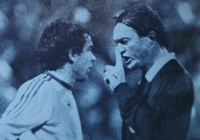 Ve vzrušeném rozhovoru s italským rozhodčím Bergamem. 2. kolo Poháru vítězů pohárů a výhra Dukly 1:0 nad FC Barcelonou na pražské Julisce, 1981