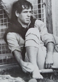 Ladislav Vízek zraněný při přátelském utkání s Polskem v Brně, leduje si pravý kotník. Výhra 3:1, 1985