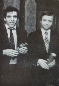 Ladislav Vízek a hokejový brankář Jiří Králík (vpravo) při vyhlášení Ankety internacionálů o nejlepšího fotbalistu a hokejistu roku 1983