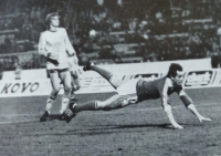 Ladislav Vízek střílí branku v utkání kvalifikace mistrovství světa 1986. Soupeřem byli Švédové, hrálo se v říjnu 1985