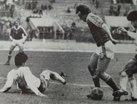Ladislav Vízek obchází obránce Kypru v kvalifikačním utkání na mistrovství Evropy 1984. Zápas se hrál na jaře 1983