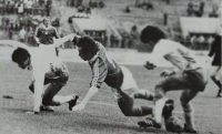 Ladislav Vízek padá po penaltovém faulu jednoho z kyperských obránců v kvalifikačním utkání na mistrovství Evropy 1984. Hrálo se na jaře 1983