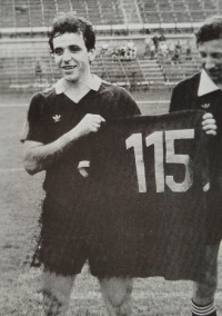 Na pražské Julisce s dresem s číslem 115, který symbolizuje počet branek vstřelených v československé fotbalové lize