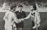 Ladislav Vízek (vpravo) si v přátelském zápase mezi Duklou Praha a Le Havrem podává ruku s bývalým spoluhráčem Janem Fialou, 1987