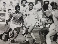 Ladislav Vízek (zcela vzadu) v utkání s Kuvajtem ve skupině mistrovství světa ve Španělsku 1982, zápas skončil remízou 1:1