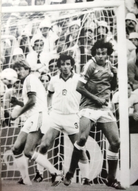 Ladislav Vízek (druhý zprava) v utkání mistrovství světa s Francií, zápas skončil 1:1. Vedle Ladislava Vízka stojí vpravo Michel Platini, 1982