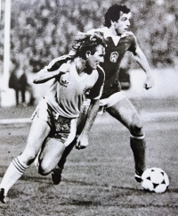 Ladislav Vízek v kvalifikačním utkání na mistrovství světa 1982 uniká protihráči z Walesu