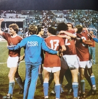 Ladislav Vízek (třetí zleva vzadu) po vítězném semifinále s Jugoslávií na olympijském turnaji v Moskvě 1980, národní tým vyhrál 2:0