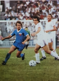 Ladislav Vízek v olympijském finále v Moskvě 1980 v souboji s protivníkem z Německé demokratické republiky. Za ním je Jan Berger. Národní tým vyhrál 1:0 a získal zlaté medaile