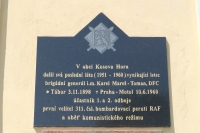 Pamětní deska generálovi Karlu Marešovi na zdi hřbitovního kostela v obci Kosova Hora, červen 2023