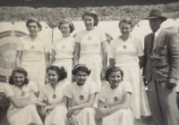 S děvčaty z lukostřelby, Eugenie druhá zleva v dolní řadě