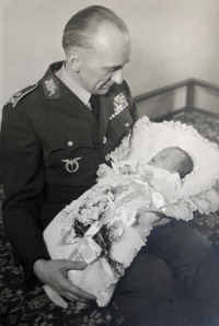 Dagmar Marešová po svém narození v roce 1947 se svým otcem brigádním generálem Karlem Marešem
