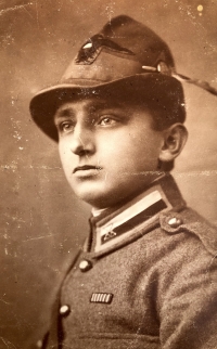 Mladičký Karel Mareš v době první světové války v řadách československých jednotek, které nosily standardní stejnokroje italské armády s červenobílou stužkou na límci